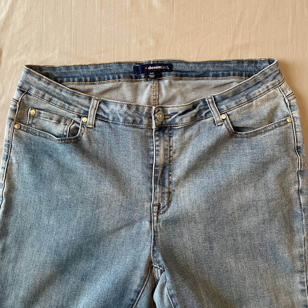 Light wash skinny jeans with gold - Picture 5 of 5
